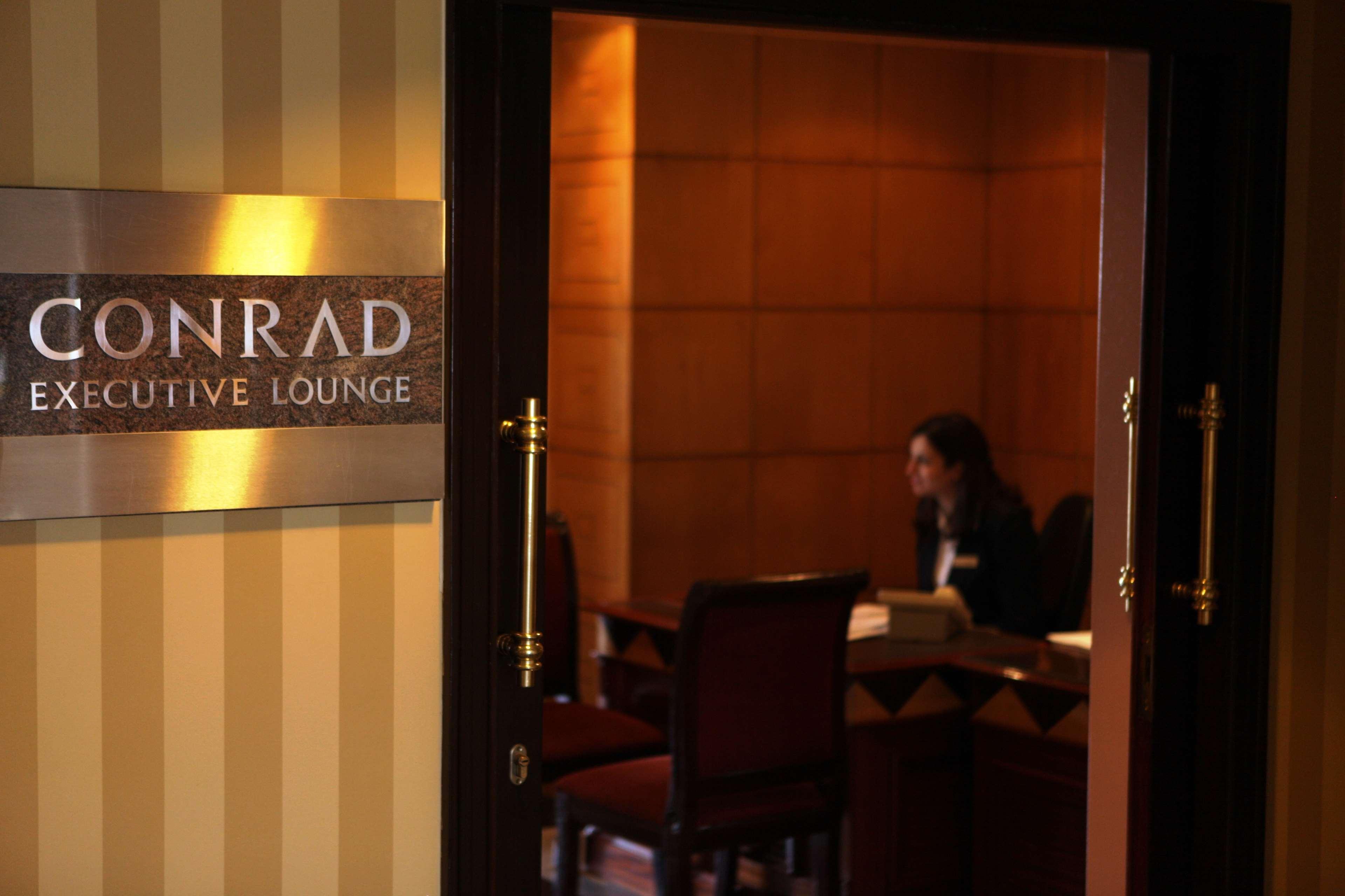 Sofitel Cairo Downtown Nile Hotel Eksteriør billede Conrad Executive Lounge at Hong Kong International Airport