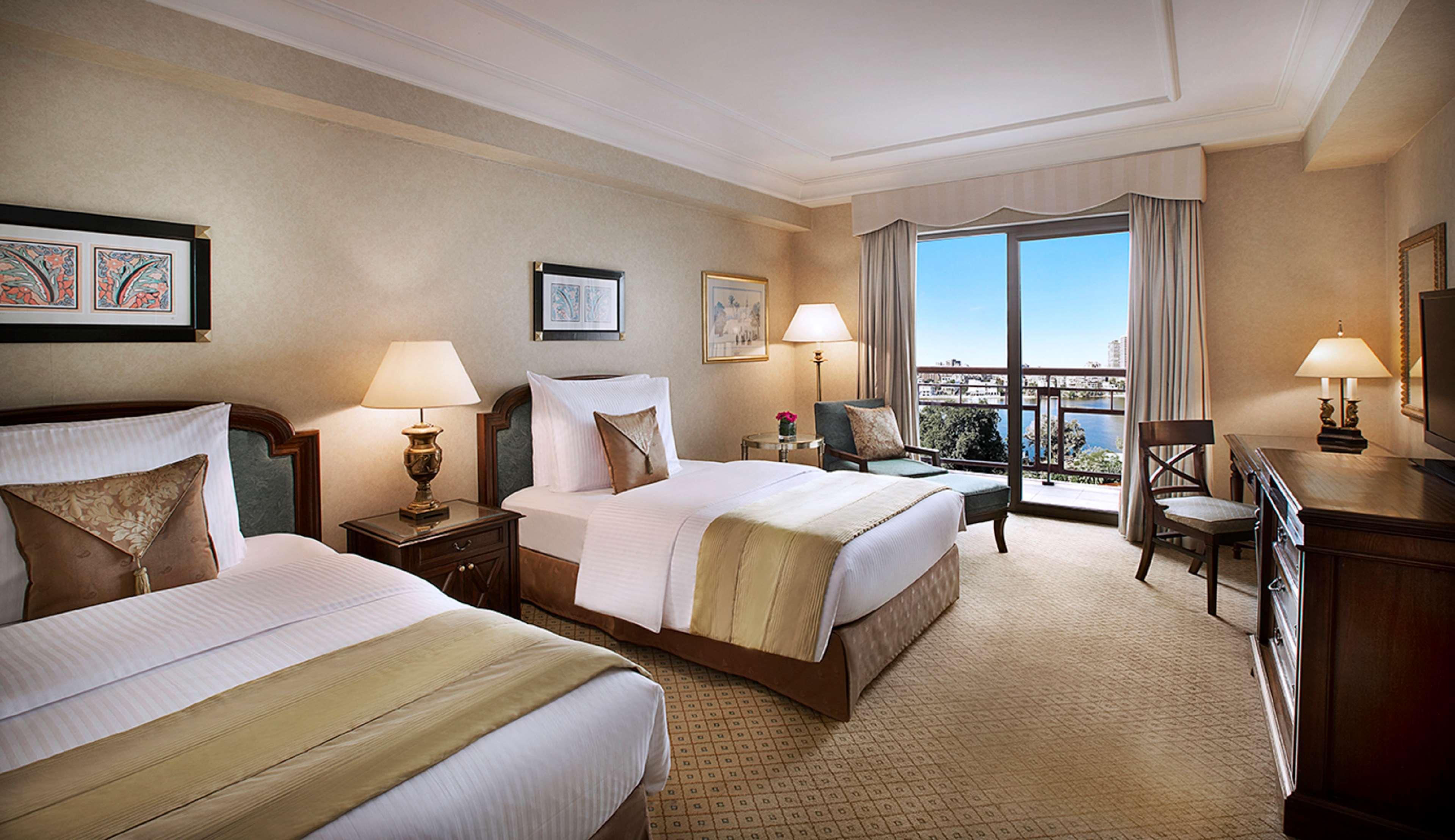Sofitel Cairo Downtown Nile Hotel Eksteriør billede A guest room at the Conrad Hilton Cairo