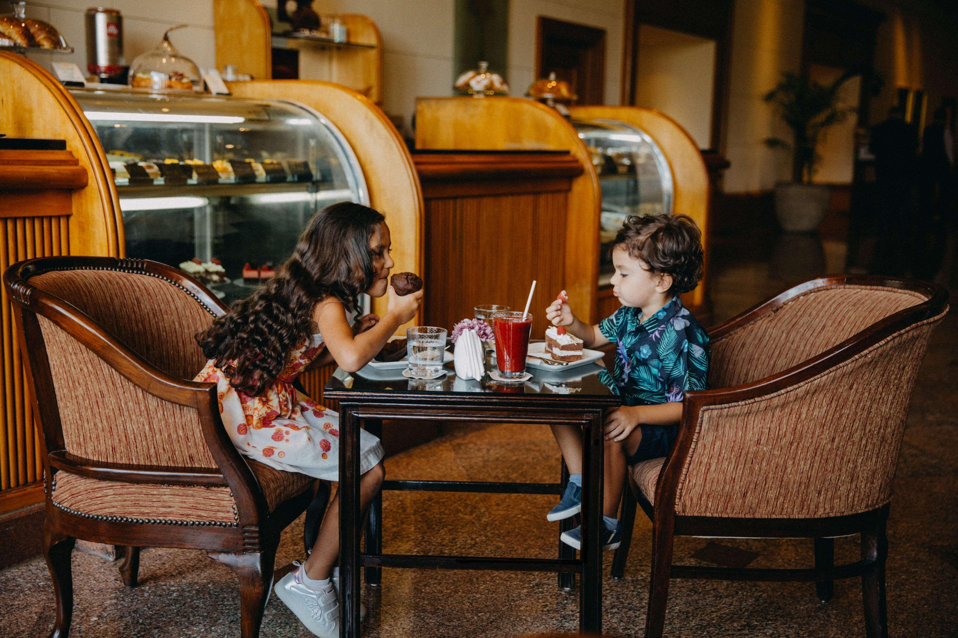 Sofitel Cairo Downtown Nile Hotel Eksteriør billede Children eating at a restaurant