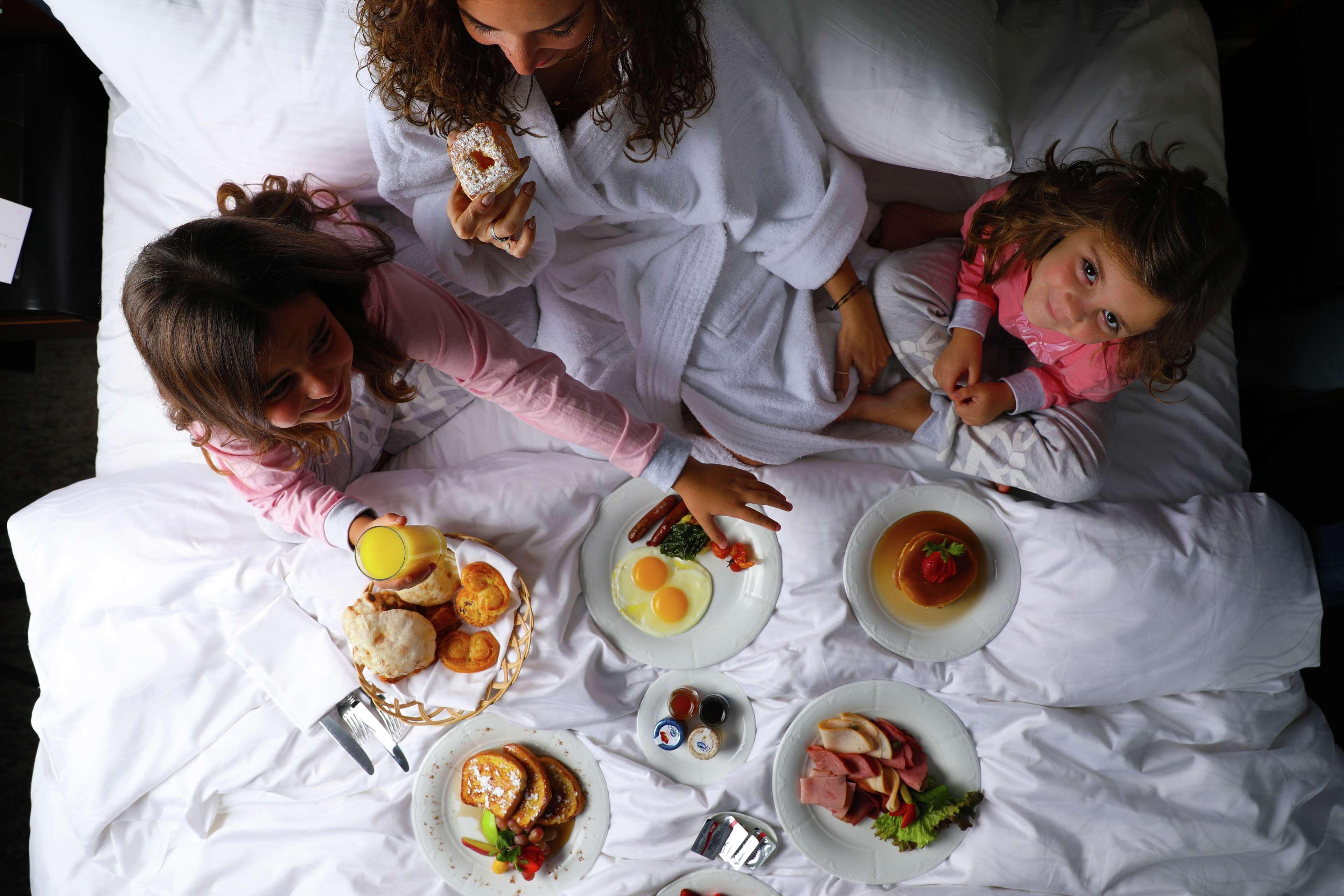 Sofitel Cairo Downtown Nile Hotel Eksteriør billede A family breakfast