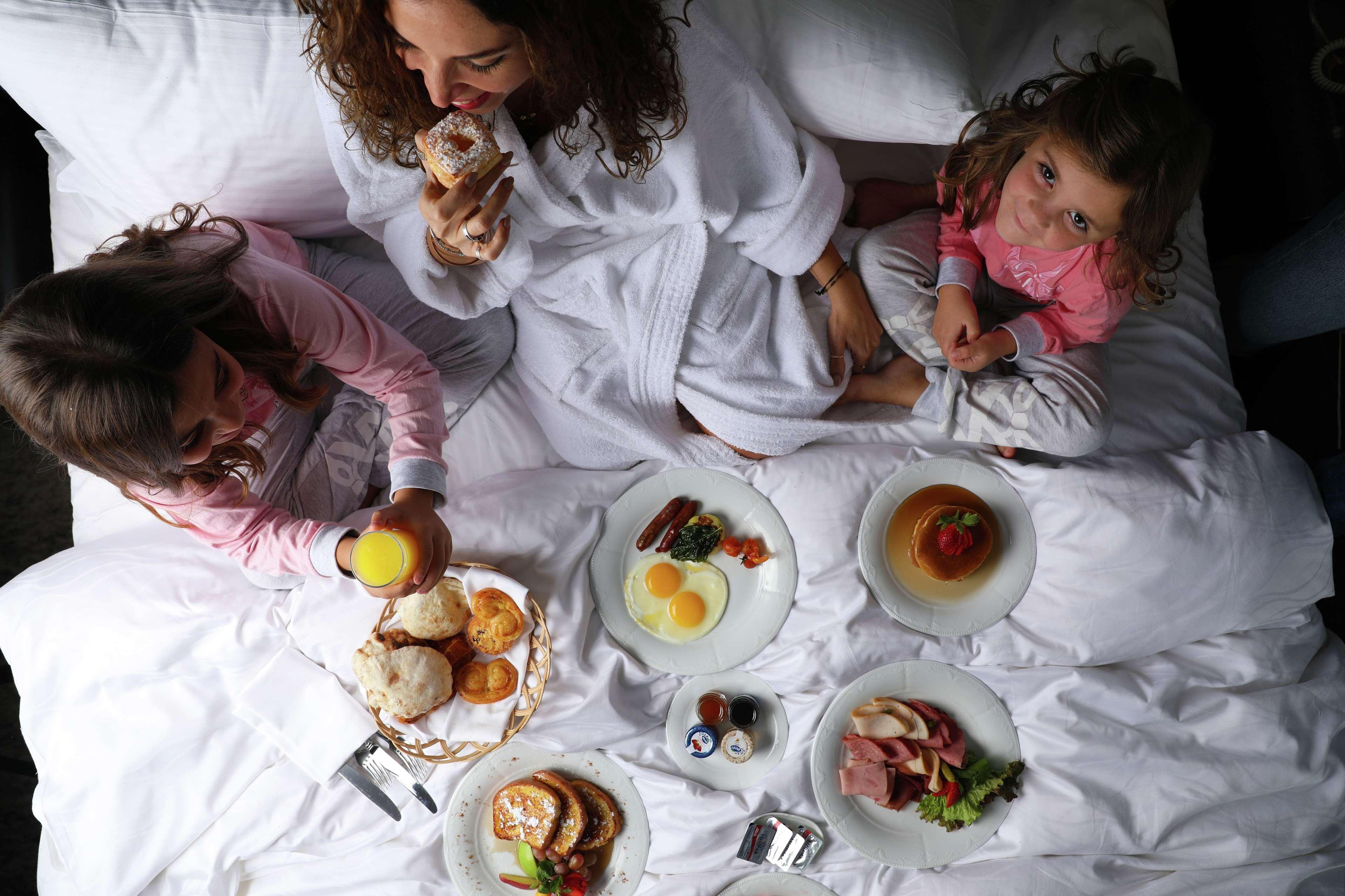 Sofitel Cairo Downtown Nile Hotel Eksteriør billede A family breakfast in bed