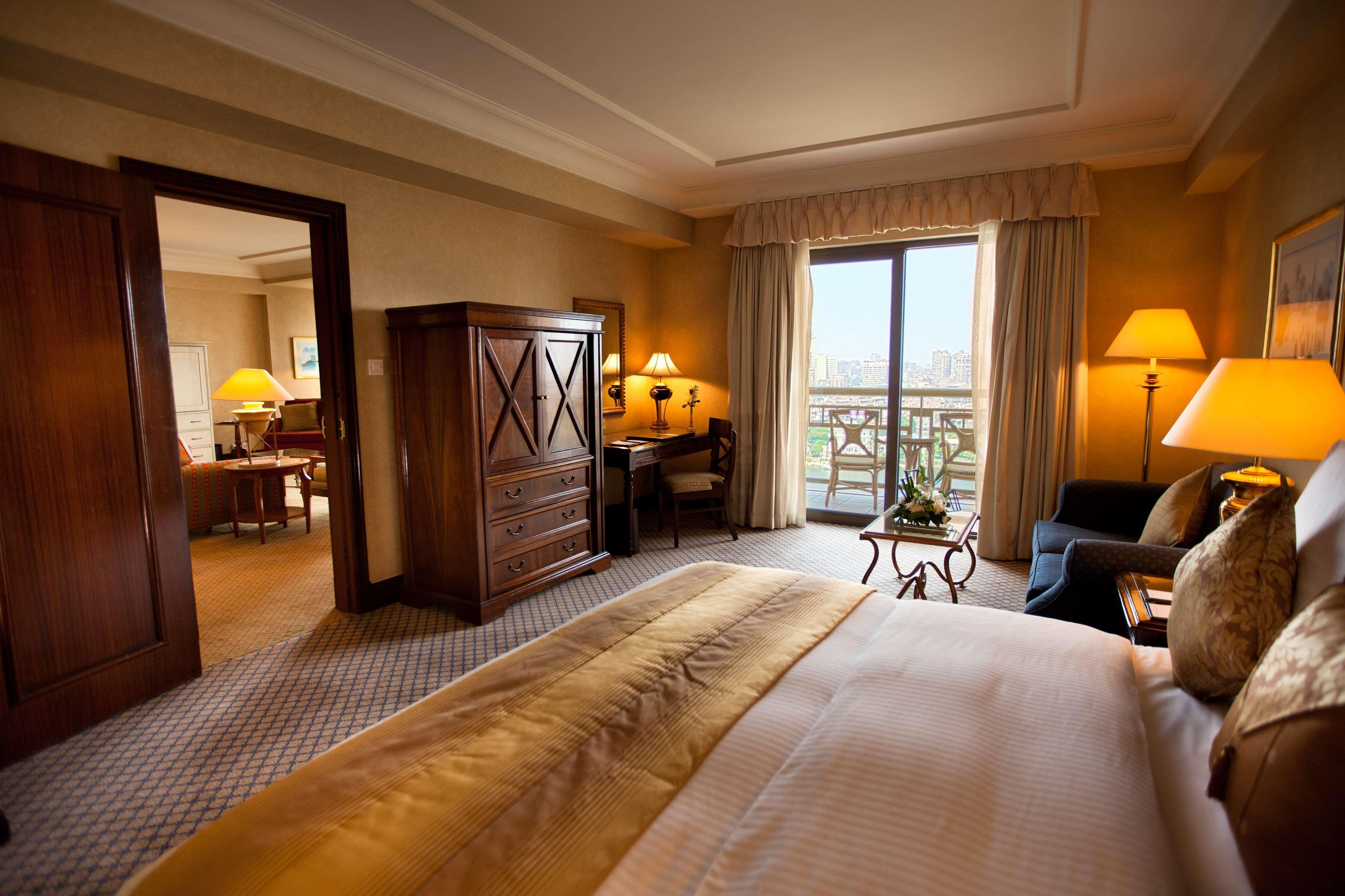 Sofitel Cairo Downtown Nile Hotel Værelse billede A suite at the Four Seasons Hotel, Cairo