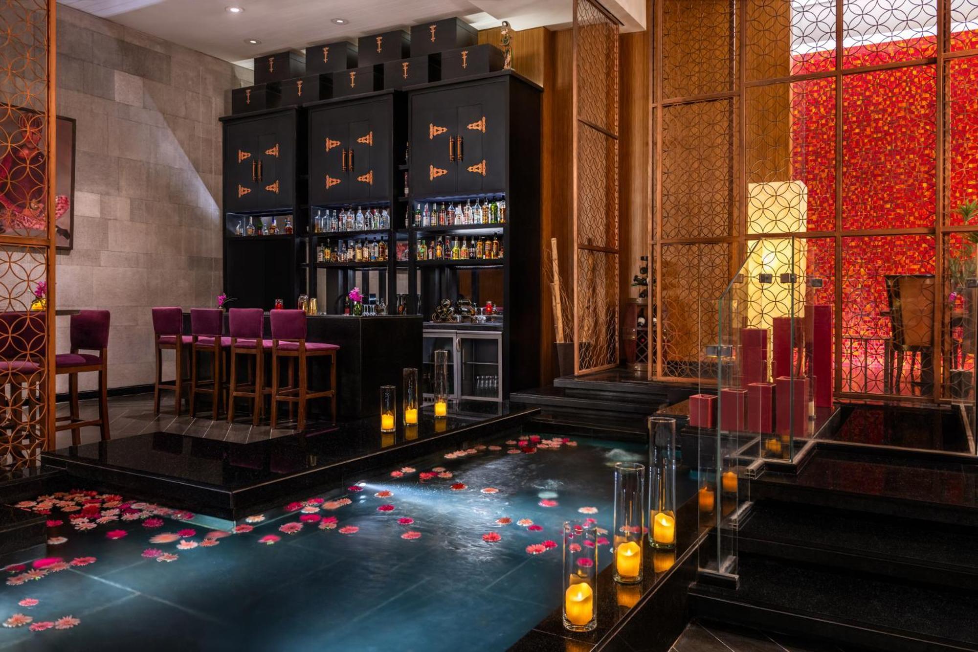 Sofitel Cairo Downtown Nile Hotel Eksteriør billede The bar at the Taj Mahal Palace