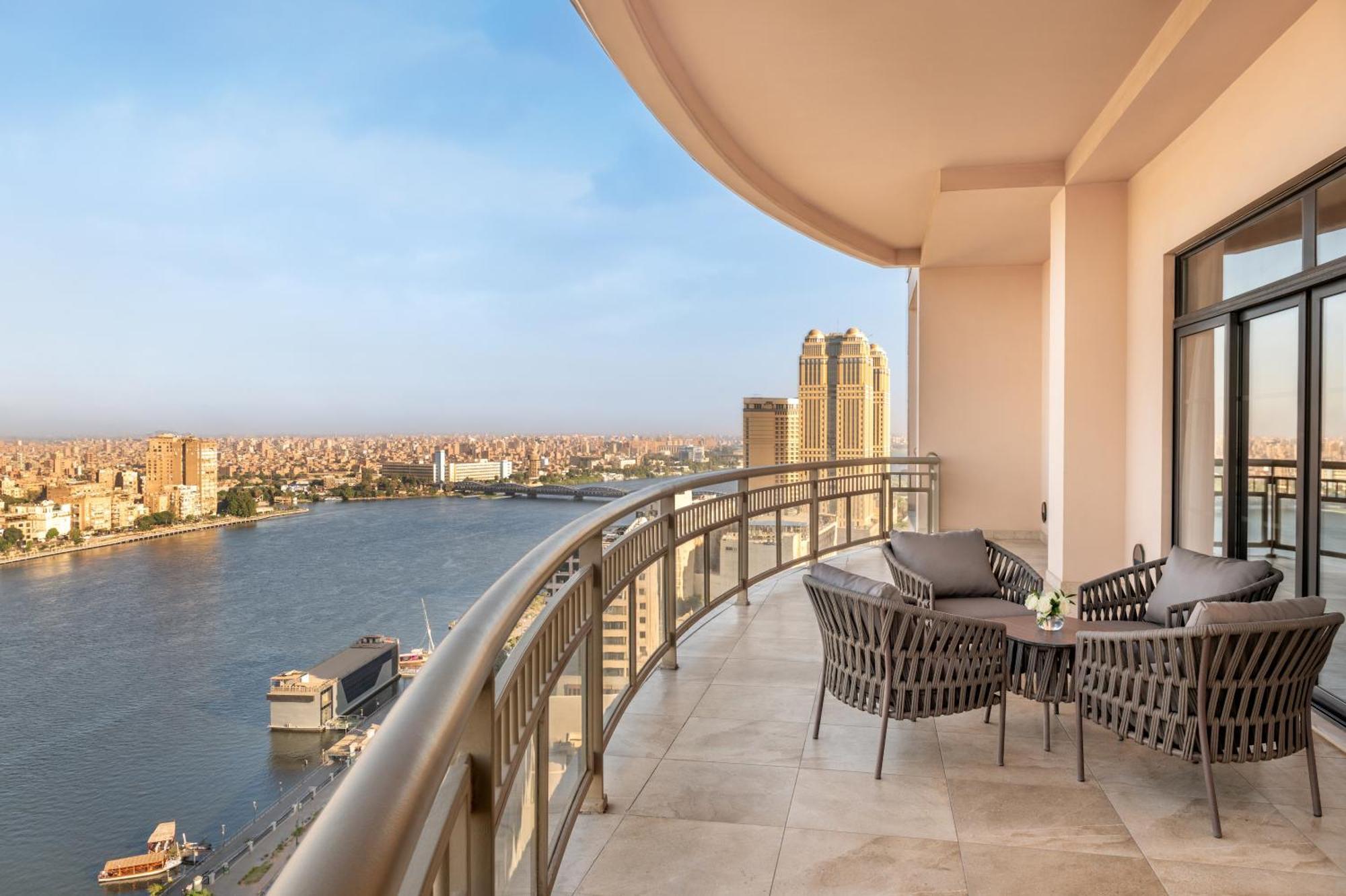 Sofitel Cairo Downtown Nile Hotel Eksteriør billede View from the balcony of a suite at the Four Seasons Hotel, Cairo