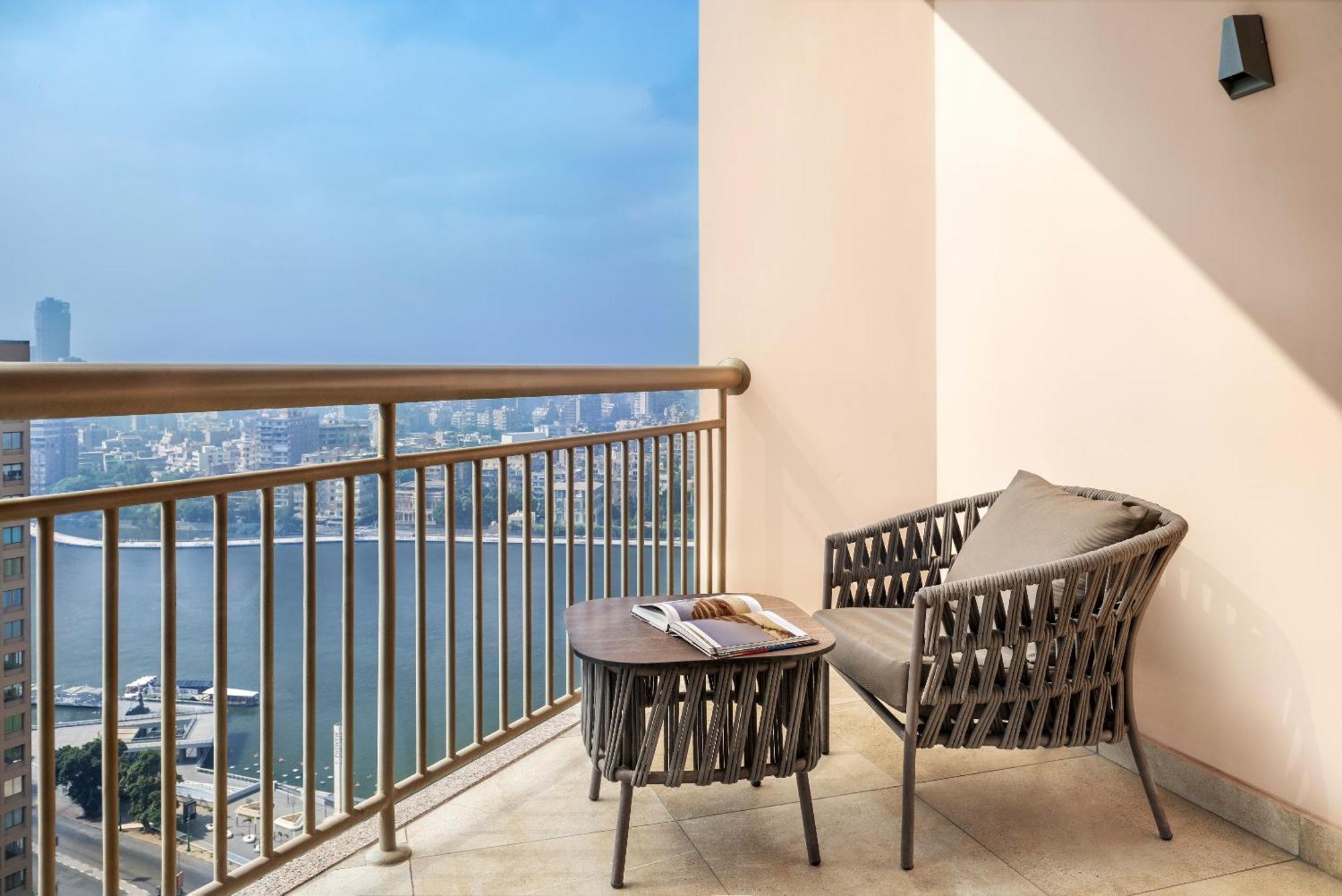Sofitel Cairo Downtown Nile Hotel Eksteriør billede A balcony