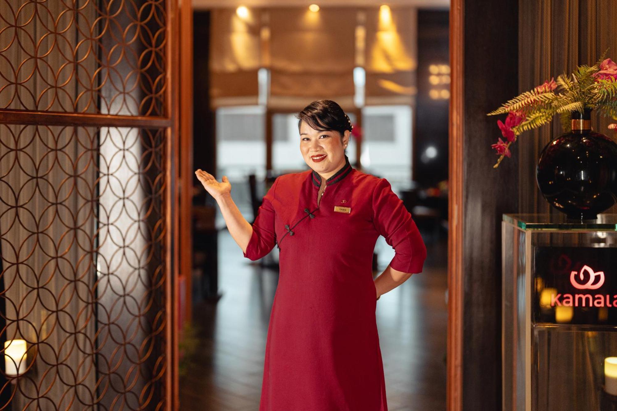 Sofitel Cairo Downtown Nile Hotel Eksteriør billede A hotel hostess in Vietnam